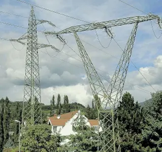  ??  ?? Alta tensione Una linea elettrica A Merano ferve il dibattito sulla fusione Aew-Sel