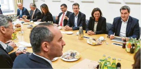  ?? Foto: Tobias Hase, dpa ?? Die Verhandlun­gsführer von CSU und Freien Wählern: (von rechts) Markus Söder, Ilse Aigner, Markus Blume, Florian Herrmann, Michaela Kaniber, Joachim Herrmann und Albert Füracker von der CSU sitzen unter anderem Michael Piazolo (von links) und Hubert Aiwanger gegenüber.München