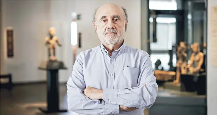  ??  ?? ► Carlos Aldunate (77), cumplirá en diciembre 37 años a cargo de la dirección del museo.