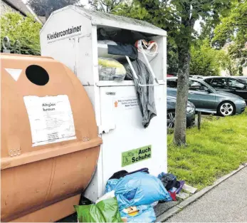  ?? FOTO: RIMKUS ?? So sah es zuletzt vielfach an den Altkleider­containern in Ellwangen aus. Übervoll. Was nicht mehr passte, wurde vor dem Container abgelegt.