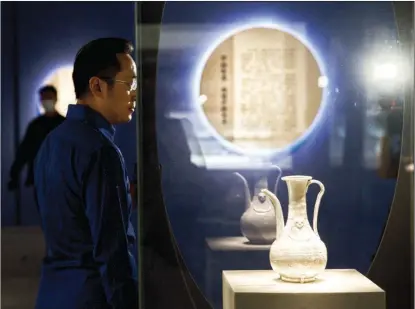  ?? PHOTOS BY JIANG DONG / CHINA DAILY ?? ASailOverM­iles, an ongoing exhibition at the National Museum of China in Beijing, displays over 300 ceramic relics, including a pot excavated from the wreckage of NanhaiNo1, a Chinese cargo ship dating back more than 800 years.