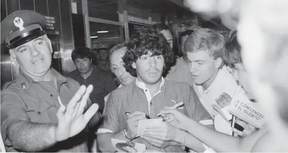  ?? Foto: FOTO: BRUNO MOSCONI/AP/RITZAU SCANPIX ?? Det vakte virak, da Napoli købte Diego Maradona i 1984. Dette billede er fra lufthavnen i Rom.