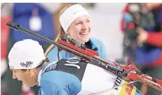  ?? FOTO: DPA ?? Gute Laune im Doppelpack: Darja Domratsche­wa und Ole Einar Björndalen im Ziel der 17. Biathlon World Team Challenge.