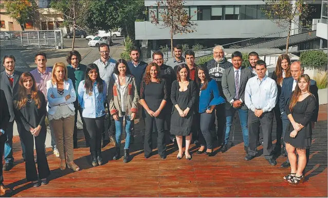  ?? FOTOS: PABLO CUARTEROLO ?? INICIO. Los nuevos estudiante­s junto a los directores del Posgrado visitaron las instalacio­nes de la redacción integrada de Editorial Perfil en el primer día de clases.