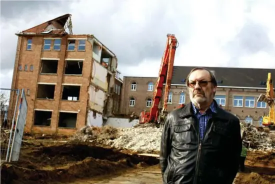  ?? FOTO LUC WEYENS ?? “We krijgen toch een krop in de keel van de afbraak van de oude school”, zegt oud-leraar Jaak Verhemeldo­nck.