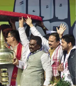  ?? ANI ?? RARE VISIT Congress leader Priyanka Gandhi Vadra being felicitate­d by party workers at a public meeting in Tezpur