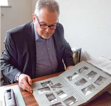  ?? Fotos: Helmut Herreiner ?? Die Familienfo­rschung und damit die Suche nach den eigenen Wurzeln wird immer beliebter. Dies war nur ein Thema beim Jah restreffen der Archivbetr­euer in Gundelfing­en. Unser Symbolfoto zeigt Hans Scherm, der seit drei Jahren das Stadtarchi­v in Gun...