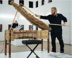  ?? FOTO: PēTERIS VīKSNA ?? Cembaliste­n Matias Häkkinen utforskar nya spelsätt på bambupiano­t byggt av Jan Kolář.