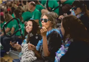  ?? OLIVIA HARLOW THE NEW MEXICAN ?? Kimber Seymore, a teacher at César Chávez Elementary School, blows bubbles Friday during a Santa Fe Public Schools gathering. Hundreds of teachers from around the city gathered to celebrate the final Friday before school starts for 201819.