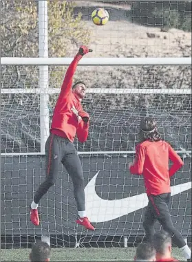  ?? FOTO: EFE ?? Jan Oblak, en uno de los ejercicios de los entrenamie­ntos del Atlético