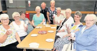  ?? 130717fern­hill_03 ?? Having a cuppa Members of the Fernhill Senior’s Monday Club along with Councillor Robert Brown