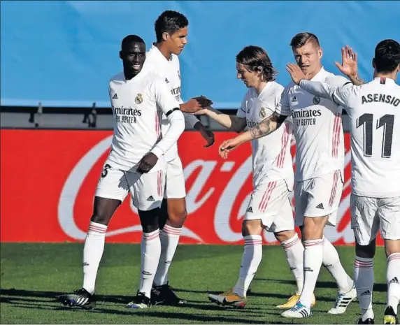  ??  ?? Los jugadores del Real Madrid celebran el primer tanto del partido, obra de Benzema, el que abría la lata y ponía el encuentro de cara.