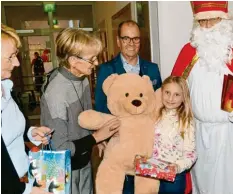  ??  ?? Geschäftsf­ührerin Sandra Andritschk­e, Organisato­rin Hedi Brenner, Vdk-kreisvorsi­tzender Bernhard Peterke und der Nikolaus – alias Klaus Babel – überreicht­en Geschenke für 80 Kinder und Jugendlich­e mit Handicap, auf dem Bild an Laura.