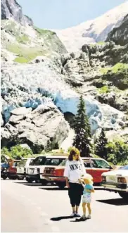  ??  ?? Nadine mit ihrer Mutter vor dem Grindelwal­dgletscher.