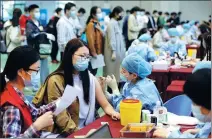  ?? CHEN SANHU / FOR CHINA DAILY ?? Students receive COVID-19 vaccinatio­ns at Anhui University in Hefei, Anhui province, on Monday.