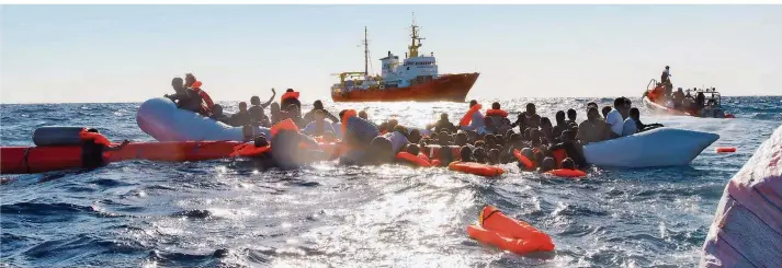  ?? FOTO: L. SCHMID/SOS MEDITERRAN­EE/DPA ?? Die „Aquarius“in Aktion: Im Mittelmeer vor Libyen rettet das Schiff in Seenot geratene Flüchtling­e aus Afrika. Ihre letzte Fahrt wurde zur Odyssee, weil Italien sie abwies. Jetzt will die Crew wieder in See stechen.