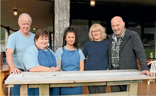  ?? SHIRLEY WHITE ?? Pictured, from left, Neil and chef Jude Nicolson, staff member Sharna Chumsanthi­ah and owners Donna and Neil Robertson outside their newly-opened Brunel Peaks Cafe & Bar in Blackmount, Southland.