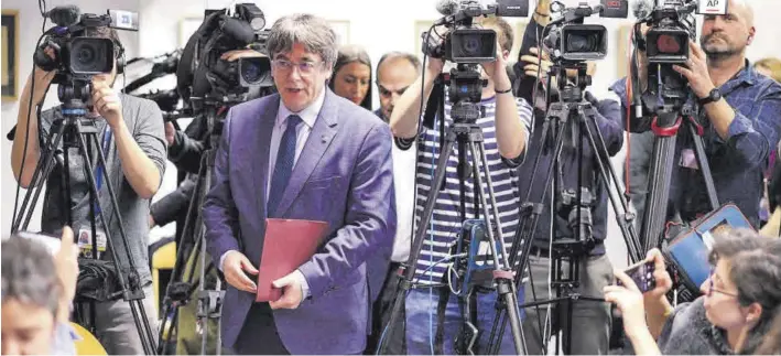  ?? ◁◁◁ OLIVIER MATTHYS / EFE ?? Carles Puigdemont, el pasado noviembre en el Parlamento Europeo.