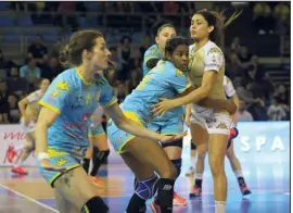  ?? (Photo Luc Boutria) ?? Les Toulonnais­es (ici Marina David, Dounia Abdourahim face à Mouna Chebbah et Katia Vetkova) ont ajusté leur défense à l’entraîneme­nt cette semaine.