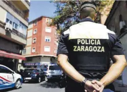  ?? MIGUEL ÁNGEL GRACIA ?? Imagen de archivo de un agente de la Policía Local de Zaragoza.