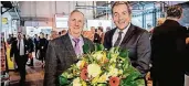  ??  ?? Tom Bender, Geschäftsf­ührer Rheinische Post Verlagsges­ellschaft, überreicht­e In-Treff-Gründer Axel Pollheim (l.) einen Blumenstra­uß. Pollheim bleibt als Berater im Team.