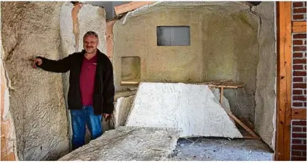  ?? Foto: Roland Schütter ?? Gastronom Rainer Steeger zeigt in Lindenau die Umrisse der alten Löwenmensc­h-höhle, deren Wände für den Neubau wiederverw­endet werden.