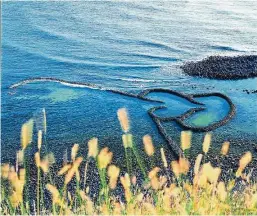  ??  ?? The Twin-Heart Stone Weir is the most famous and well-preserved weir in Qimei Township, Penghu.