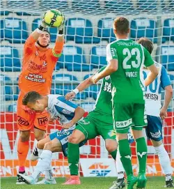  ??  ?? Eine Frage der Motivation! FAC- Goalie Martin Fraisl ( links) denkt heute gegen Innsbruck an gehaltene Bälle und nicht an 24 Gegentore!