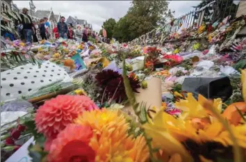  ?? ?? Folk lagde blomster for at mindes ofrene for terrorangr­ebet i Christchur­ch i New Zealand for ca. tre år siden. Terrorangr­ebet indgik i en video, som mandag blev vist i retten i Holbaek. Foto: Marty Melville/AFP