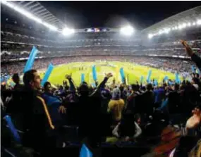  ??  ?? TRANQUILID­AD. Tres horas antes del partido se abrieron las puertas del estadio Bernabéu.