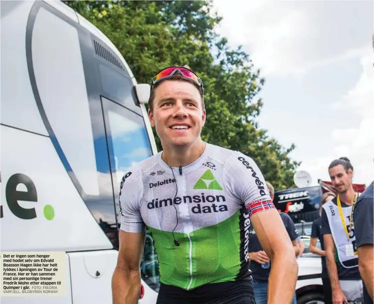  ?? FOTO: FREDRIK VARFJELL, BILDBYRÅN NORWAY ?? Det er ingen som henger med hodet selv om Edvald Boasson Hagen ikke har helt lykkes i åpningen av Tour de France. Her er han sammen med sin personlige trener Fredrik Mohn etter etappen til Quimper i går.
