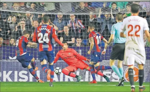  ??  ?? COMO UN AVIÓN. Roger abrió la lata de un Levante que suma 19 puntos desde que Paco López cogió al equipo hace dos meses.