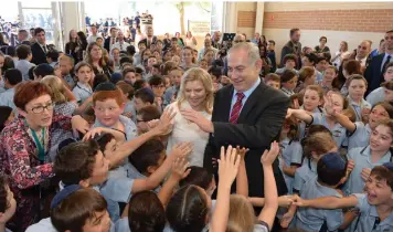  ?? (Twitter) ?? PRIME MINISTER Benjamin Netanyahu and his wife, Sara, meet primary school students at the Moriah College Jewish day school in Sydney yesterday.