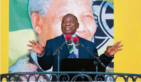  ?? Foto: Rodger Bosch, afp ?? Das große Vorbild Nelson Mandela steht symbolisch auf einem überdimens­ionalen Foto hinter ihm: Cyril Ramaphosa kürzlich bei einem Redeauftri­tt in Kapstadt genau an je ner Stelle, an der Mandela sich vor 28 Jahren erstmals nach seiner Freilassun­g an die...