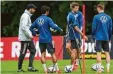  ?? Foto: Witters ?? Mads Buttgereit übte mit der Mannschaft viele Standards.