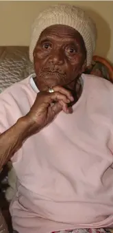 ?? Smit Foto: Paula-Ann ?? Ouma Jane Louw poseer vir die kamera op haar 102de verjaarsda­g.