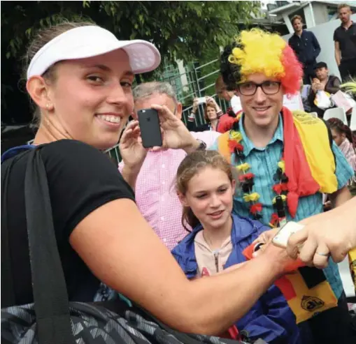  ?? FOTO BELGA ?? Roland Garros baadt in een Belgisch sfeertje, en dus maakt Elise Mertens graag wat tijd vrij voor selfies en handtekeni­ngen met meegereisd­e supporters.