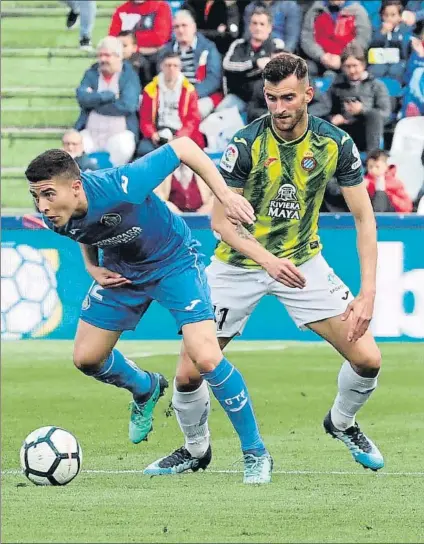  ?? FOTO: EFE ?? Portillo supera a Baptistao en una jugada del partido Los azulones fueron muy superiores a los pericos