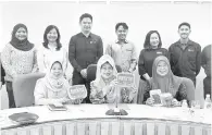  ?? ?? SIDANG MEDIA: Fatimah (duduk, tengah) bersama Rosey (duduk, kiri) pada sidang media mengenai Sumbangsih Raya 2024 di Kuching, semalam.