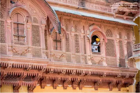  ??  ?? A guard in traditiona­l attire peers out of the fort in Jodhpur. Below: A palanquin from early
18th-century Gujarat.