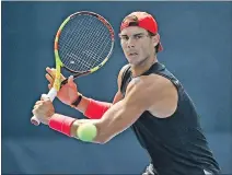  ?? JULIAN FINNEY / AFP ?? Entrenamie­ntos. El tenista # 1 del mundo, Rafa Nadal, quedó ayer listo para el debut.