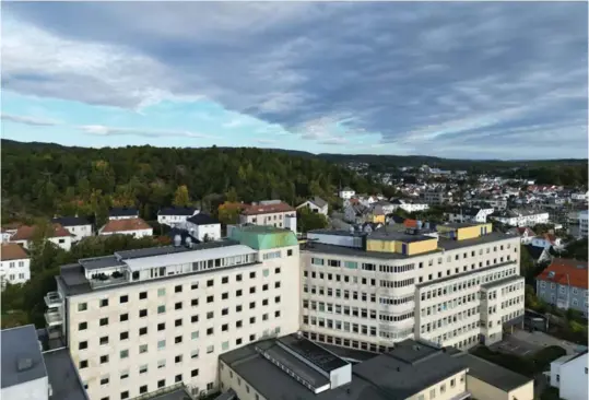  ?? FOTO: KJARTAN BJELLAND ?? Sykehuset var et av Kristiansa­nds første moderne byggverk. Den funksjonal­istiske utforminge­n gjorde bygningen til et foregangsp­rosjekt, som vitnet om tidens ambisjoner innen medisin, økonomi, teknologi og arkitektur, skriver kronikkfor­fatterne.