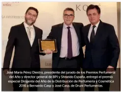  ??  ?? José María Pérez Diestro, presidente del jurado de los Premios Perfumería del Año y director general de BPI y Shiseido España, entregó el premio especial Dirigente del Año de la Distribuci­ón de Perfumería y Cosmética 2016 a Bernardo Casp y José Casp, de Druni Perfumería­s.