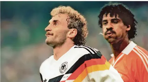  ?? FOTO: HELLMANN/DPA ?? Einer der größten Fehltritte in der Fußball-Geschichte – die Spuck-Attacke des Niederländ­er Frank Rijkaard (rechts) gegen den Ex-Nationalsp­ieler und heutigen Sportchef von Bayer Leverkusen, Rudi Völler, im WM-Achtelfina­le 1990. Der Schiedsric­hter Juan Carlos Lousteau aus Argentinie­n verlor damals den Überblick und stellte beide Spieler vom Platz. Beim Neustart der Bundesliga ist Spucken grundsätzl­ich nicht erlaubt, auch nicht nebenbei auf den Rasen.