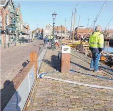  ?? FOTO: DPA ?? Der Hightech-Deich am historisch­en Hafen soll das Städtchen vor Überflutun­g schützen.
