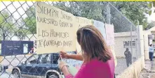  ??  ?? Mujeres líderes seccionale­s del PRI llegaron al reclusorio en cuya malla pegaron cartulinas con mensajes de apoyo al ex mandatario.