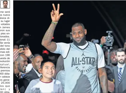  ??  ?? EXPECTACIÓ­N. LeBron James saluda antes del entrenamie­nto en el Staples Center.