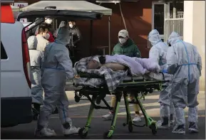  ?? (AP/Ng Han Guan) ?? An elderly man on a stretcher is wheeled into the fever clinic at a hospital Friday in Beijing.