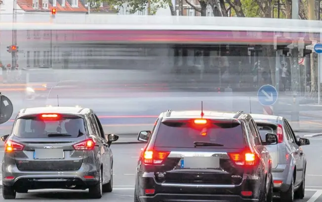  ?? Foto: Niklas Tüns ?? Viele Steinhagen­er sind von Autolärm betroffen. Einige sogar so sehr, dass Handlungsb­edarf besteht.