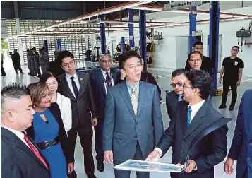  ?? PIC BY ROSELA ISMAIL ?? Honda Malaysia manging director and chief executive officer Toichi Ishiyama (centre) and MJN Motors executive director Wan Hazmi Wan Mustafa (right) at the launch of the new Honda 3S centre in Cheras yesterday.